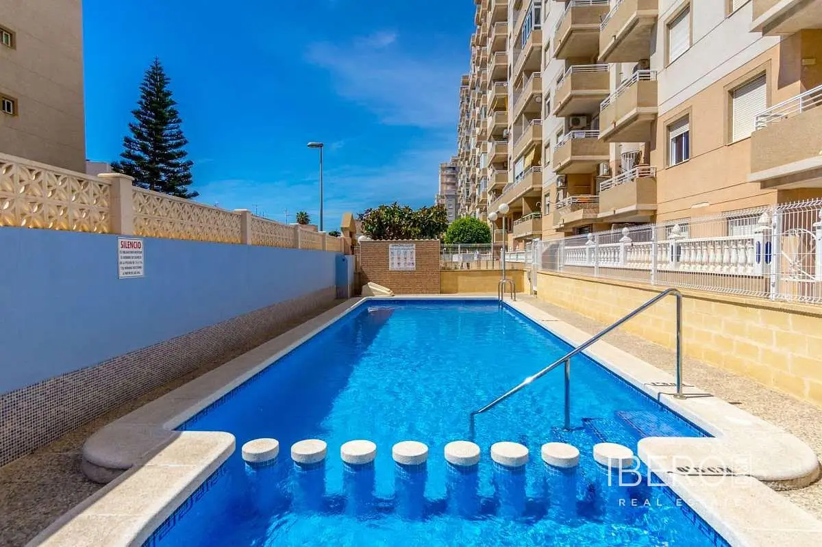 Oturma odası; doğal ışık, ahşap zemin, modern stil, yüksek tavan