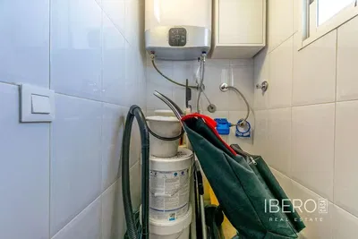 Oturma odası; ahşap zemin, doğal ışık, modern stil, yüksek tavan