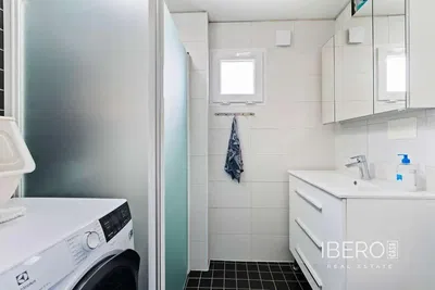 Oturma odası; ahşap zemin, doğal ışık, modern stil, yüksek tavan