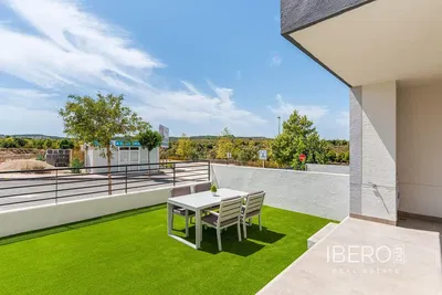 Oturma odası; ahşap zemin, doğal ışık, modern stil, yüksek tavan