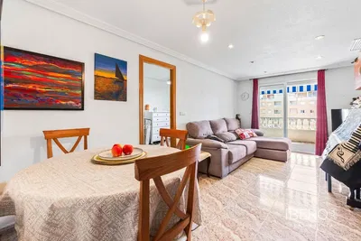 Oturma odası; ahşap zemin, doğal ışık, modern stil, yüksek tavan