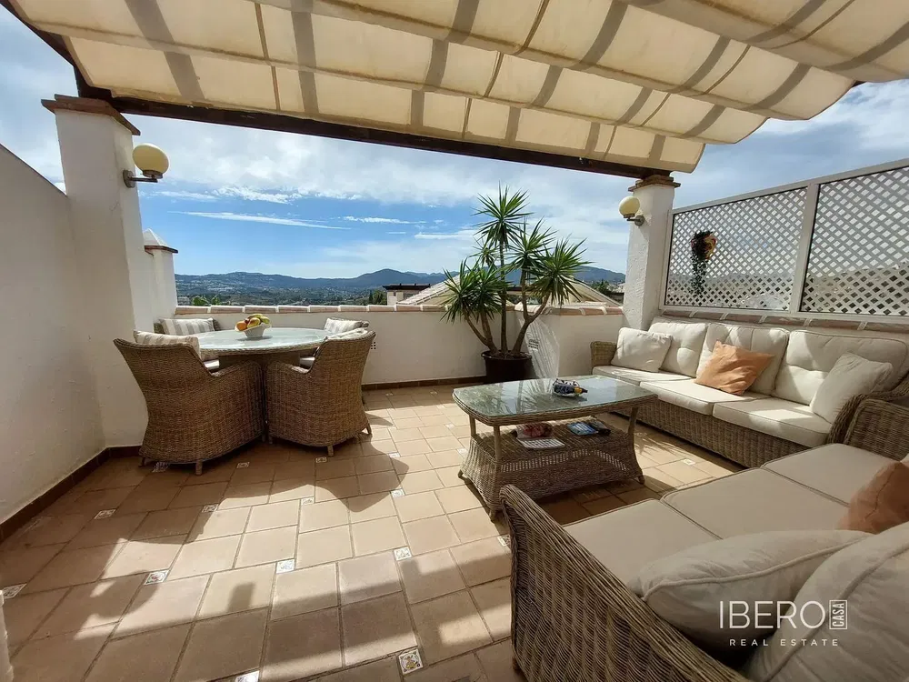 Woonkamer; houten vloer, natuurlijk licht, moderne stijl, hoge plafonds