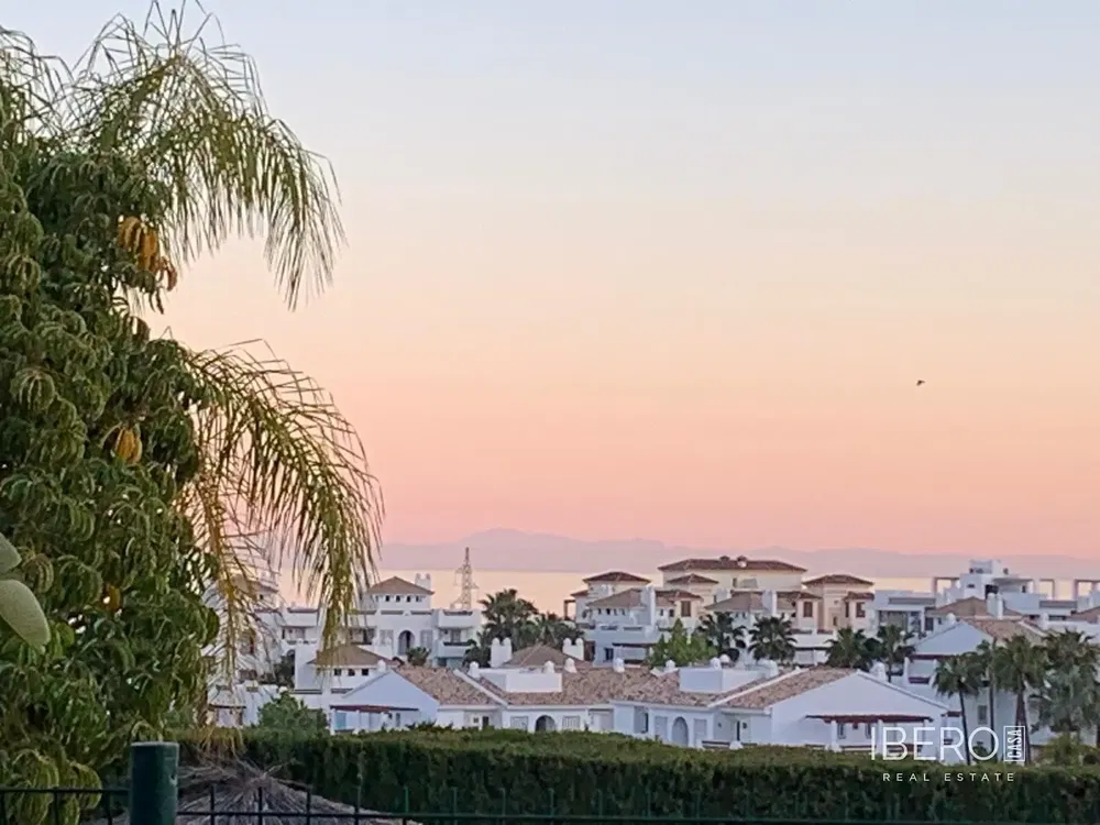 Salon; podłoga drewniana, światło dzienne, styl nowoczesny, wysokie sufity