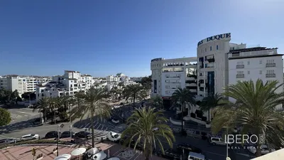 Salon; podłoga drewniana, światło dzienne, styl nowoczesny, wysokie sufity