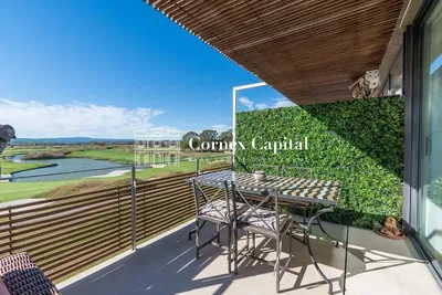 Kuchnia; sprzęt kuchenny, podłoga drewniana, światło dzienne, styl nowoczesny