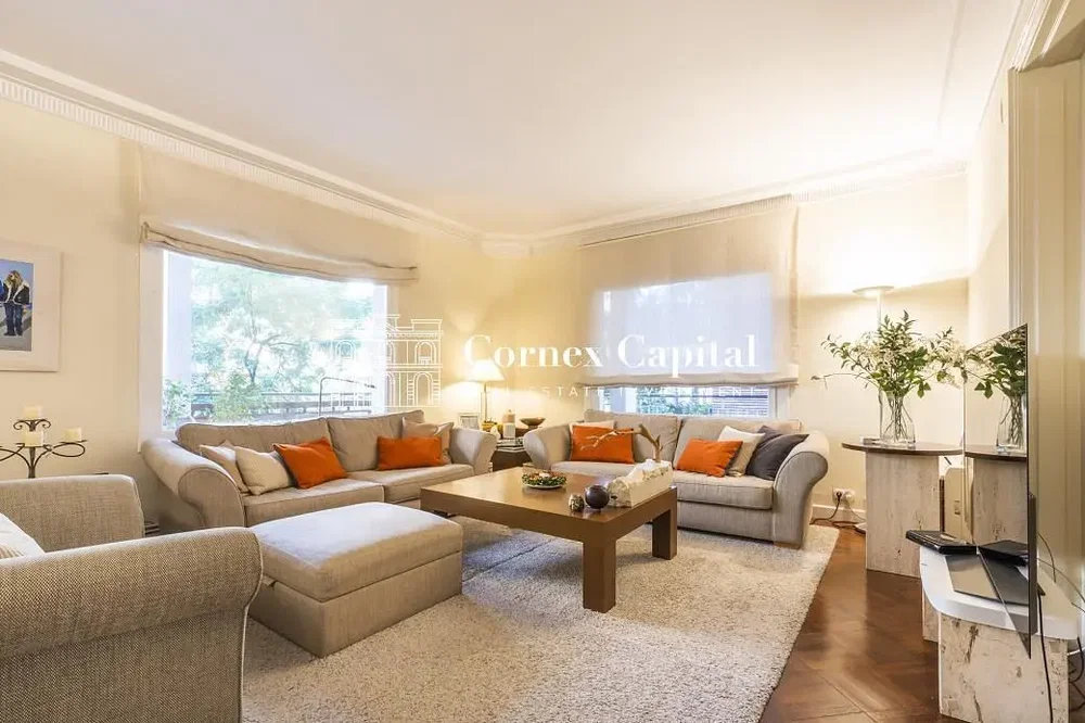 Σαλόνι; ξύλινο πάτωμα, φυσικό φως, μοντέρνο στυλ, ψηλά ταβάνια