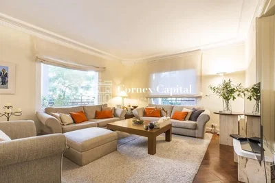 Σαλόνι; ξύλινο πάτωμα, φυσικό φως, μοντέρνο στυλ, ψηλά ταβάνια