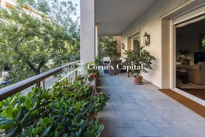 غرفة معيشة; أرضية خشبية, ضوء طبيعي, أسلوب عصري, أسقف عالية