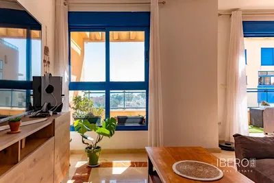 Salon; podłoga drewniana, światło dzienne, styl nowoczesny, wysokie sufity