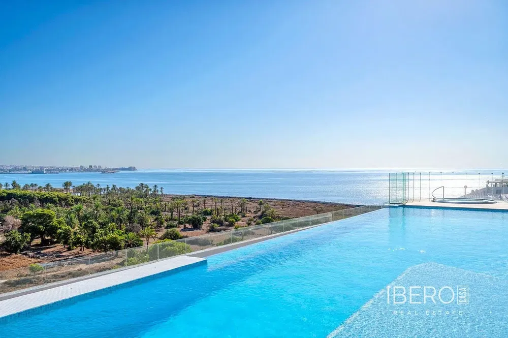 Oturma odası; ahşap zemin, doğal ışık, modern stil, yüksek tavan