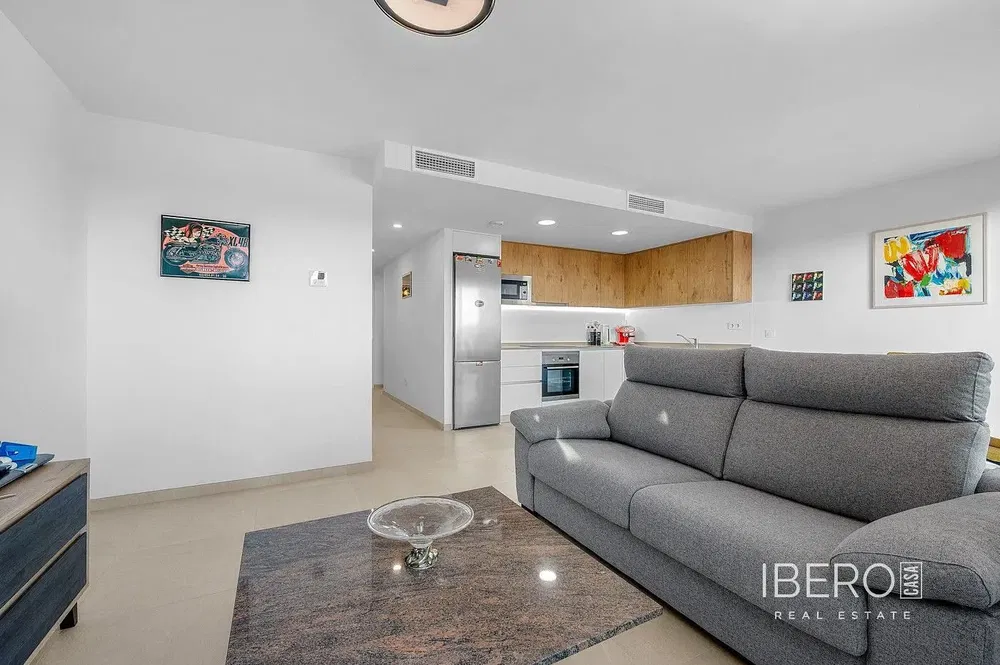 Oturma odası; ahşap zemin, doğal ışık, modern stil, yüksek tavan