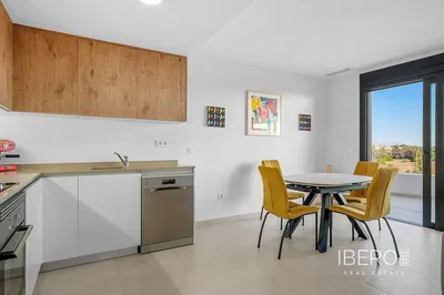 Oturma odası; ahşap zemin, doğal ışık, modern stil, yüksek tavan