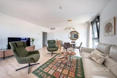 Salon; podłoga drewniana, światło dzienne, styl nowoczesny, wysokie sufity