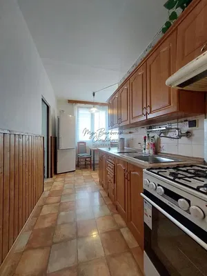 Σαλόνι; ξύλινο πάτωμα, φυσικό φως, μοντέρνο στυλ, ψηλά ταβάνια