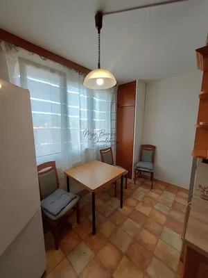 Σαλόνι; ξύλινο πάτωμα, φυσικό φως, μοντέρνο στυλ, ψηλά ταβάνια