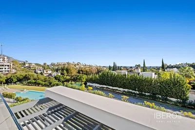 Salon; podłoga drewniana, światło dzienne, styl nowoczesny, wysokie sufity