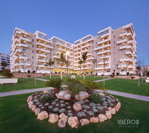 Σαλόνι; ξύλινο πάτωμα, φυσικό φως, μοντέρνο στυλ, ψηλά ταβάνια