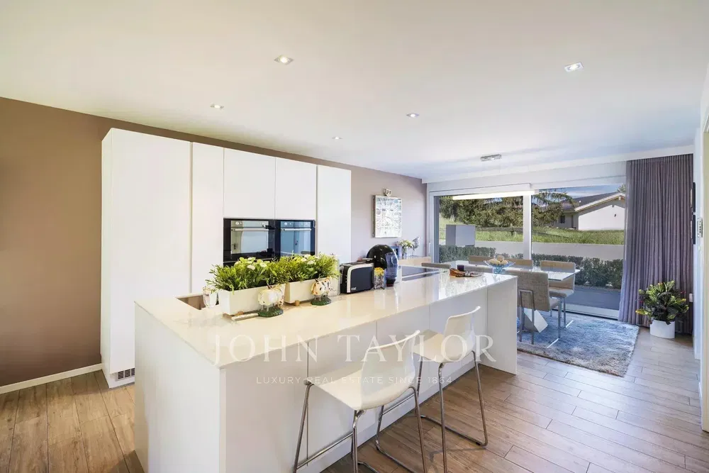Living room; wood floor, natural light, modern style, high ceiling