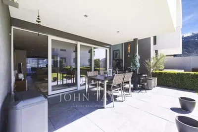 Living room; wood floor, natural light, modern style, high ceiling