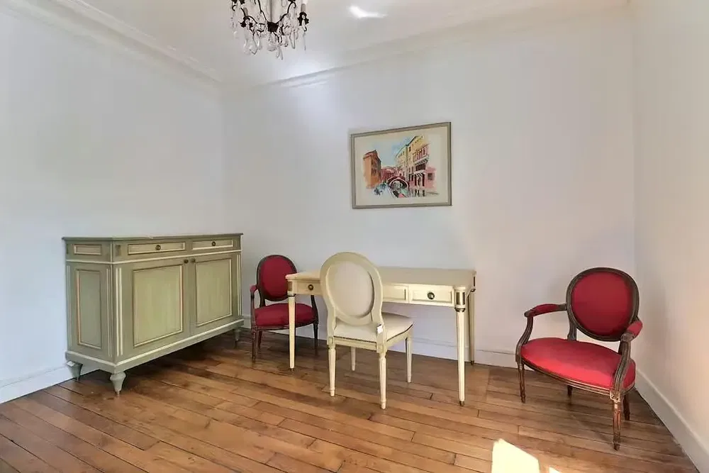 Woonkamer; houten vloer, natuurlijk licht, moderne stijl, hoge plafonds