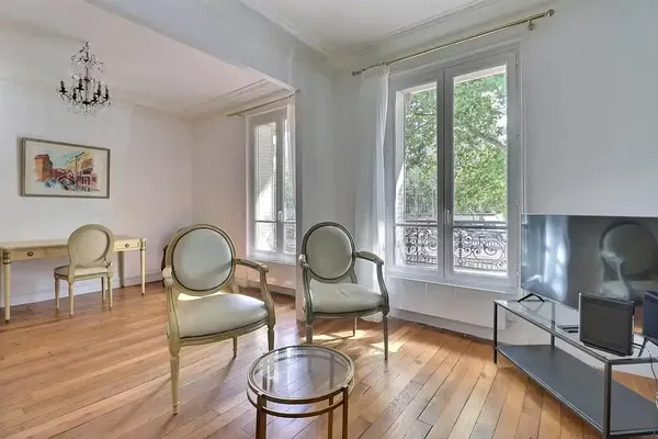 Living room; wood floor, natural light, modern style, high ceiling