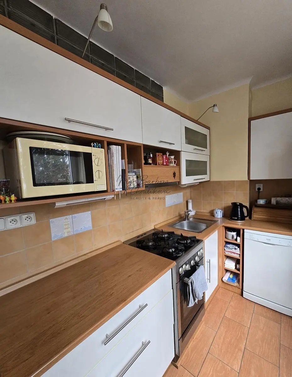 Dnevni boravak; drveni pod, prirodna svjetlost, moderan stil, visoki stropovi