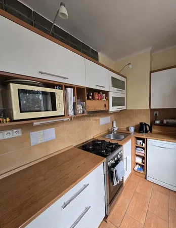 Sala de estar; chão de madeira, luz natural, estilo moderno, teto alto