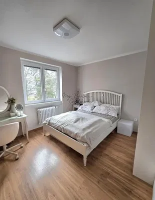 Dnevni boravak; drveni pod, prirodna svjetlost, moderan stil, visoki stropovi