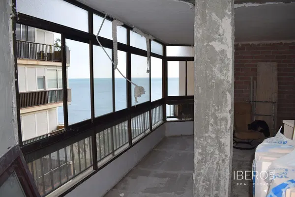 غرفة معيشة; أرضية خشبية, ضوء طبيعي, أسلوب عصري, أسقف عالية