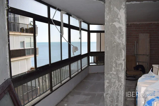 Soggiorno; pavimento in legno, luce naturale, stile moderno, soffitti alti