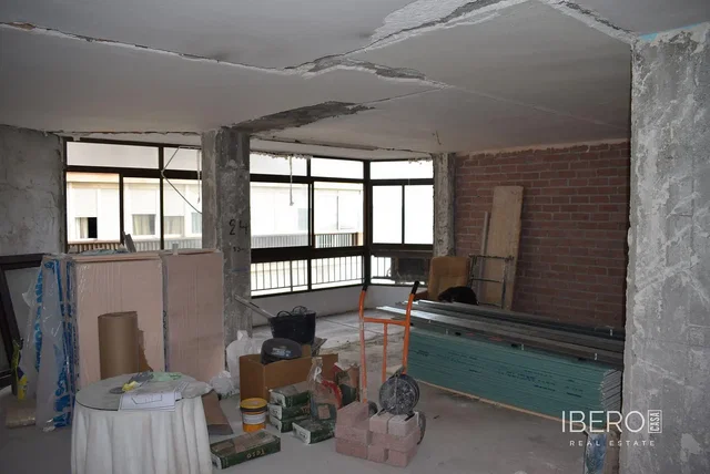 Soggiorno; pavimento in legno, luce naturale, stile moderno, soffitti alti