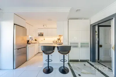 Salon; podłoga drewniana, światło dzienne, styl nowoczesny, wysokie sufity