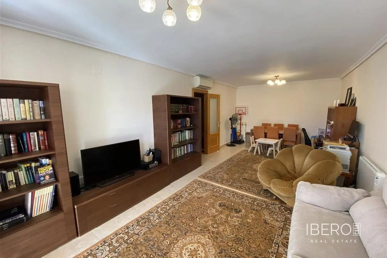 Wohnzimmer; holzboden, tageslicht, moderner stil, hohe decken