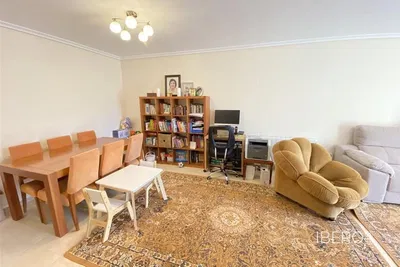 Σαλόνι; ξύλινο πάτωμα, φυσικό φως, μοντέρνο στυλ, ψηλά ταβάνια