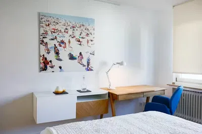 Woonkamer; houten vloer, natuurlijk licht, moderne stijl, hoge plafonds