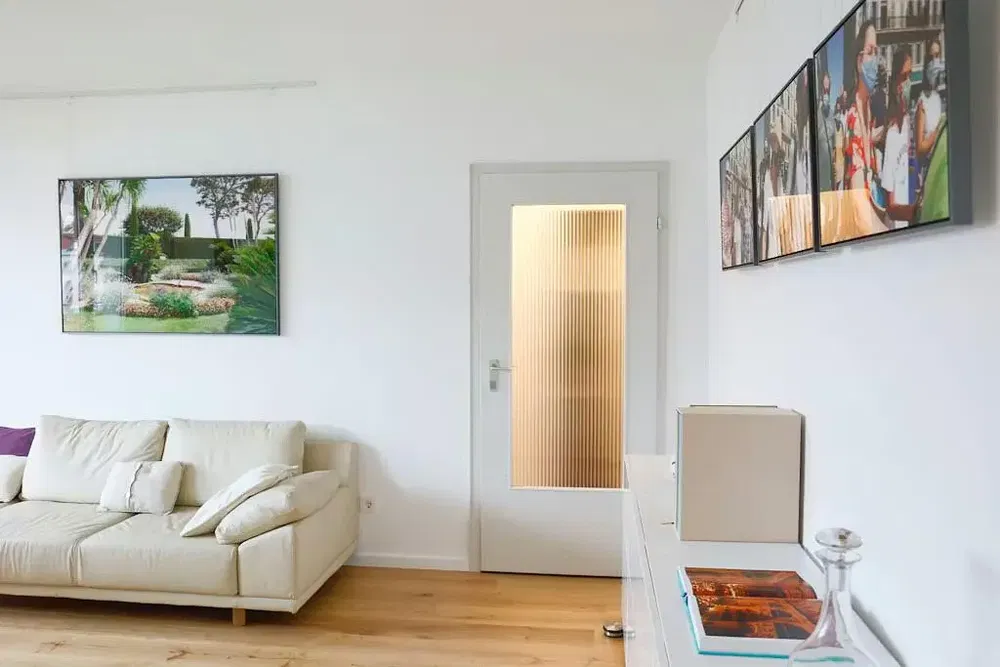 Salón; suelo de madera, luz natural, estilo moderno, techos altos