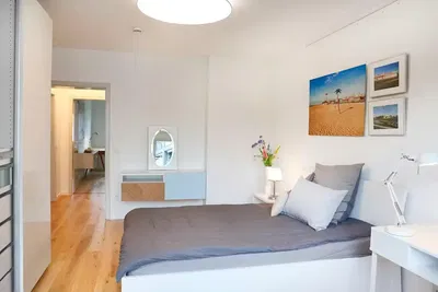 Woonkamer; houten vloer, natuurlijk licht, moderne stijl, hoge plafonds