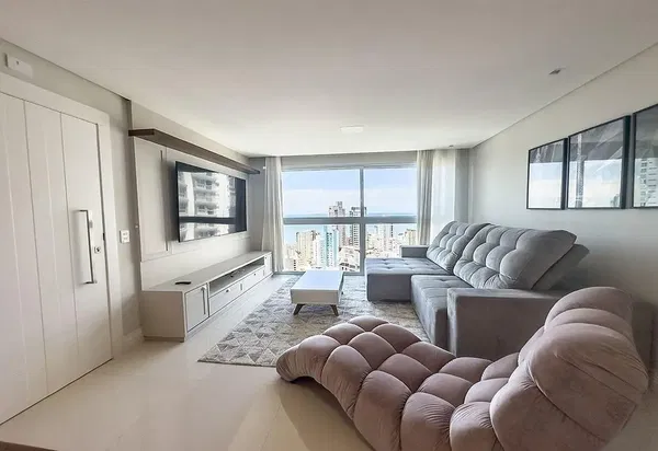 Oturma odası; ahşap zemin, doğal ışık, modern stil, yüksek tavan