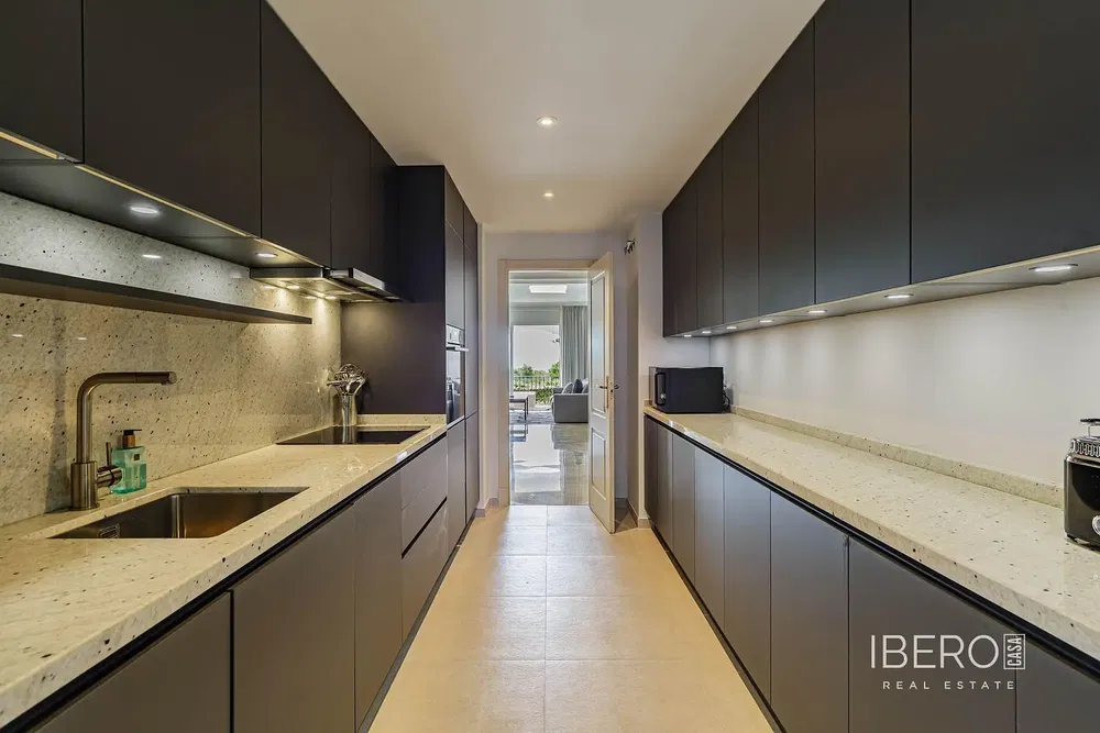 غرفة معيشة; أرضية خشبية, ضوء طبيعي, أسلوب عصري, أسقف عالية