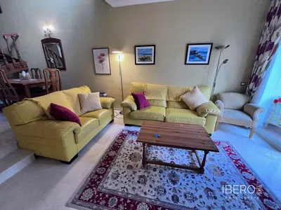 Salon; podłoga drewniana, światło dzienne, styl nowoczesny, wysokie sufity