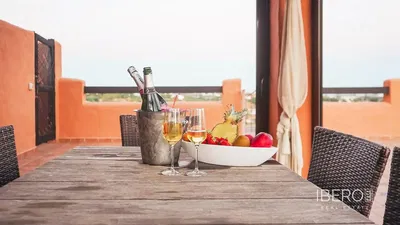 Salon; podłoga drewniana, światło dzienne, styl nowoczesny, wysokie sufity