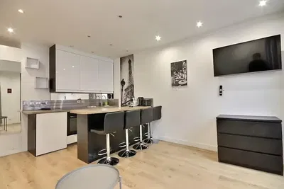 Living room; wood floor, natural light, modern style, high ceiling