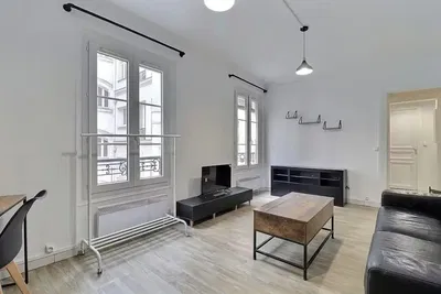 Хол; дървен под, естествена светлина, модерен стил, високи тавани