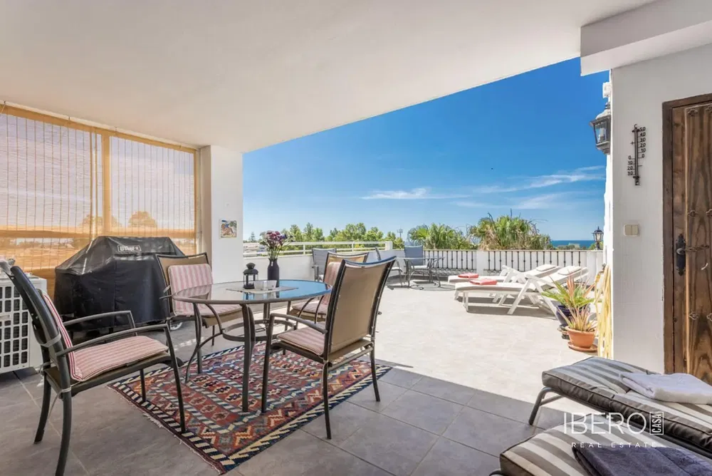 Salon; podłoga drewniana, światło dzienne, styl nowoczesny, wysokie sufity