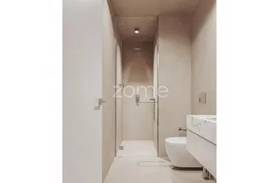 Living room; wood floor, natural light, modern style, high ceiling