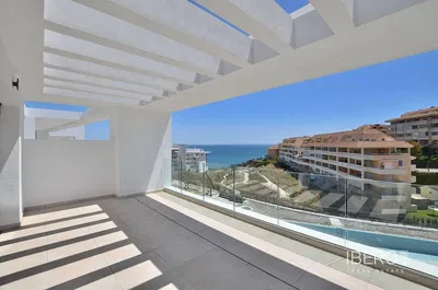 Salon; podłoga drewniana, światło dzienne, styl nowoczesny, wysokie sufity