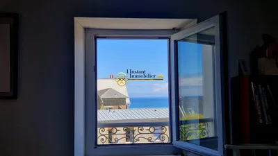 Oturma odası; ahşap zemin, doğal ışık, modern stil, yüksek tavan