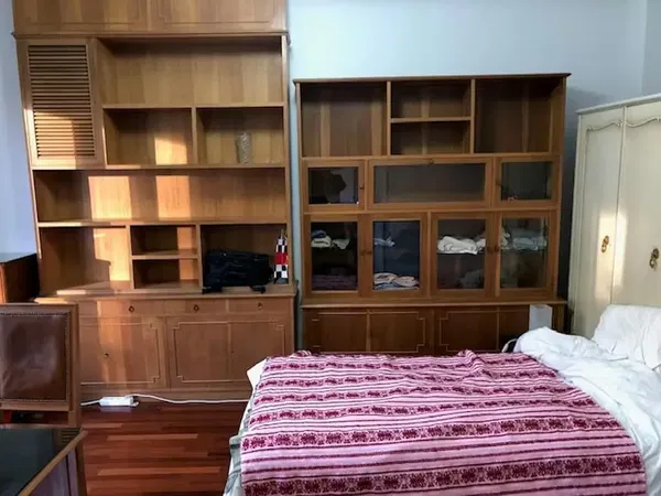 غرفة معيشة; أرضية خشبية, ضوء طبيعي, أسلوب عصري, أسقف عالية