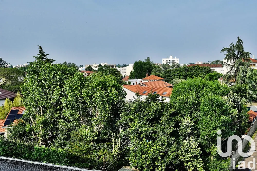 غرفة معيشة; أرضية خشبية, ضوء طبيعي, أسلوب عصري, أسقف عالية