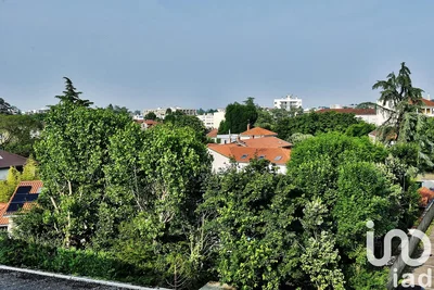 غرفة معيشة; أرضية خشبية, ضوء طبيعي, أسلوب عصري, أسقف عالية